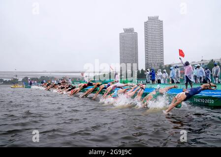 I concorrenti si tuffano in acqua all'inizio del Triathlon delle Donne al Parco Marino di Odaiba il quarto giorno dei Giochi Olimpici di Tokyo 2020 in Giappone. Data immagine: Martedì 27 luglio 2021. Foto Stock