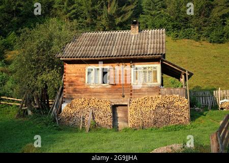 Casa tradizionale in legno in montagna Afuseni, Romania Foto Stock