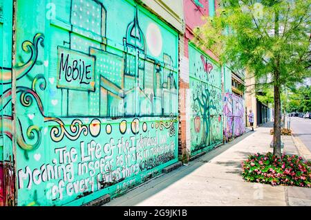 Linea murales Dauphin Street, 23 luglio 2021, a Mobile, Alabama. L'arte di strada si trova in tutta la zona del centro. Foto Stock