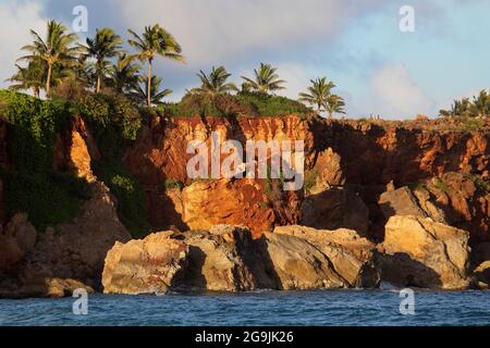 Costa erosa vista dal Maha'ulepu Heritage Trail, un'area naturale sulla costa meridionale di Kauai nelle Hawaii Foto Stock