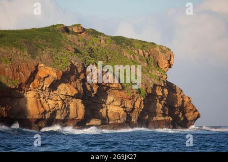 Vista dal Maha'ulepu Heritage Trail, un'area costiera non sviluppata lungo la costa meridionale di Kauai nelle Hawaii. Foto Stock