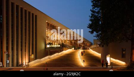 Colonia, Germania - 22 luglio 2021: Moschea centrale e Centro di Ditib a Colonia Ehrenfeld illuminato Foto Stock