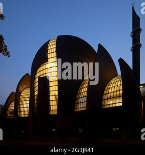 Colonia, Germania - 22 luglio 2021: Moschea centrale di Colonia Ehrenfeld illuminata Foto Stock