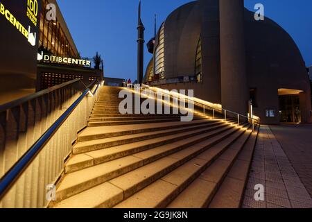 Colonia, Germania - 22 luglio 2021: Moschea centrale e Centro di Ditib a Colonia Ehrenfeld illuminato Foto Stock