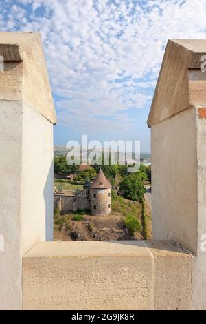 HUNEDOARA, ROMANIA - 13 AGOSTO 2015: Merli e torre rotonda medievale del Castello di Corvin a Hunedoara, Romania Foto Stock