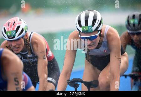 Tokyo, Giappone. 27 luglio 2021. Triathlon: Olimpiadi, distanza olimpica (1.5 km nuoto, 40 km bicicletta, 10 km corsa), donne al Parco Marino Odaiba. Anabel Knoll (r) dalla Germania corre in bici da strada. Credit: Sebastian Gollnow/dpa/Alamy Live News Foto Stock