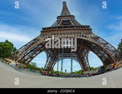Sotto la Torre Eiffel a Parigi, Francia Foto Stock