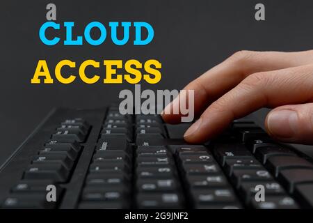 Ispirazione che mostra il segno accesso al cloud. Business idea Software strumento tra l'organizzazione e il fornitore di mani che puntano premendo tastiera del computer Foto Stock