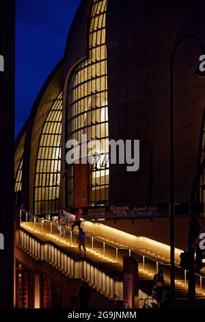 Colonia, Germania - 22 luglio 2021: Moschea centrale e Centro di Ditib a Colonia Ehrenfeld illuminato Foto Stock