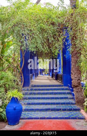 Marrakech, Marocco, 15 gennaio 2020: Architettura colorata nel bellissimo Giardino Majorelle istituito da Yves Saint Laurent Foto Stock