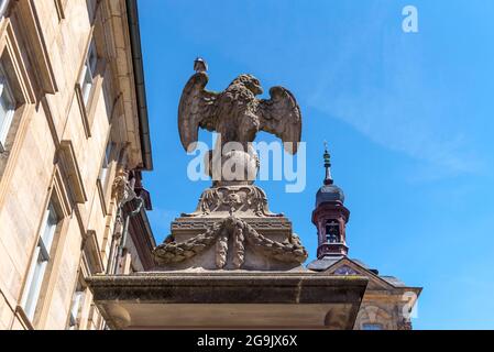 Aquila figura su una fontana di acqua potabile, dietro la torre del Vecchio Municipio, Bamberga, alta Franconia, Baviera, Germania Foto Stock