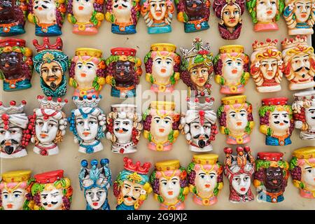 Vendita ceramiche tipiche siciliane, villaggio di montagna di Erice, Sicilia, Italia Foto Stock