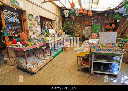 Vendita ceramiche tipiche siciliane, villaggio di montagna di Erice, Sicilia, Italia Foto Stock