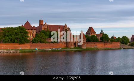 Castello di Malbork, castello teutonico, vista dal fiume Nogat. Malbork, Marienburg, Polonia Foto Stock