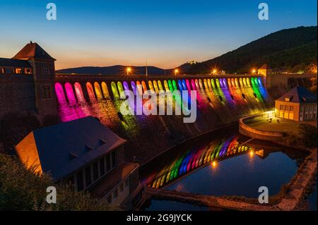 Parete illuminata della diga al crepuscolo serale, Edersee, Ederstausee, Edertalsperre, dietro Schloss Waldeck, Assia, Germania Foto Stock