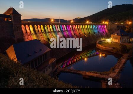 Parete illuminata della diga al crepuscolo serale, Edersee, Ederstausee, Edertalsperre, dietro Schloss Waldeck, Assia, Germania Foto Stock