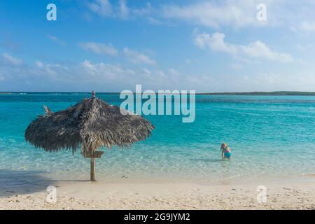 Acque turchesi e una spiaggia di sabbia bianca, Exumas, Bahamas, Caraibi Foto Stock