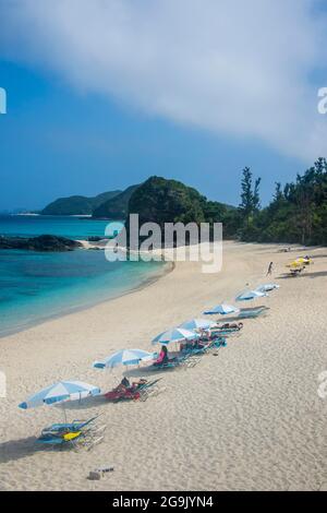 Sole Shades sulla spiaggia di Furuzamami, isola di Zamami, isole Kerama, Okinawa, Giappone Foto Stock