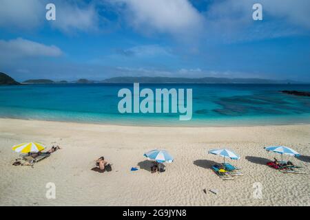 Sole Shades sulla spiaggia di Furuzamami, isola di Zamami, isole Kerama, Okinawa, Giappone Foto Stock