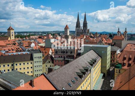 Si affacciano sul patrimonio mondiale dell'Unesco Regensburg dalla torre della chiesa della Santissima Trinità, Baviera, Germania Foto Stock