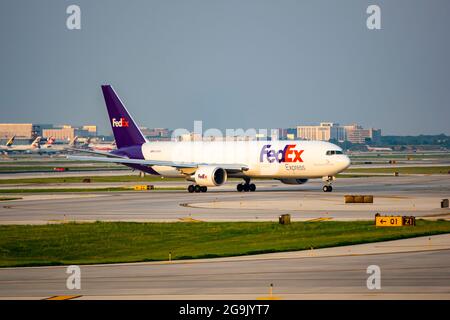 Chicago, il, Stati Uniti - 25 Luglio 2021: FedEx Express Boeing 767-300F (numero di coda N276FE) che tassano all'Aeroporto Internazionale o'Hare di Chicago. Foto Stock