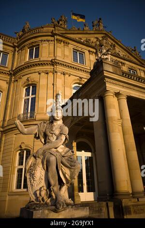 Vista dettagliata, Statua di Minerva di fronte all'ala principale, Palazzo nuovo, Stoccarda, Baden-Wuerttemberg, Germania Foto Stock