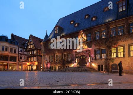 Piazza del mercato con il municipio in serata, Quedlinburg, Harz, Sassonia-Anhalt, Germania Foto Stock