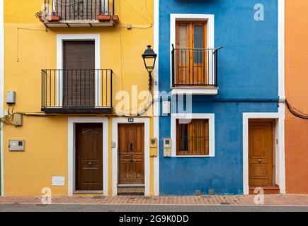 Primo piano di finestre colorate e porte di case di pescatori a Villajoyosa, Spagna Foto Stock