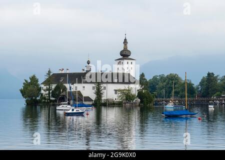 Orth Castello sul Lago Traun a Gmunden con barche, Austria superiore, Austria Foto Stock