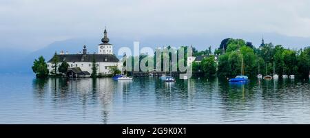 Orth Castello sul Lago Traun a Gmunden con barche, Austria superiore, Austria Foto Stock