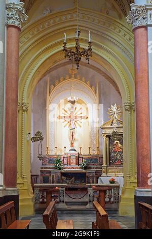 Altare laterale della Chiesa Madre o Duomo dell'Assunta, villaggio montano di Erice, Sicilia, Italia Foto Stock