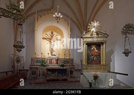 Altare laterale della Chiesa Madre o Duomo dell'Assunta, villaggio montano di Erice, Sicilia, Italia Foto Stock