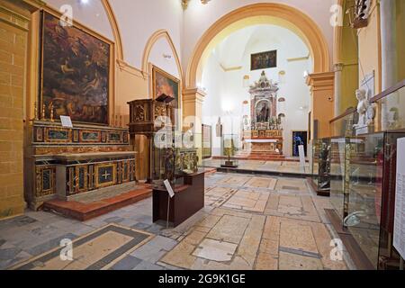 Altare laterale della Chiesa Madre o Duomo dell'Assunta, villaggio montano di Erice, Sicilia, Italia Foto Stock