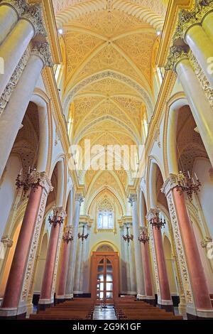 Navata della Chiesa Madre o Duomo dell'Assunta, villaggio montano di Erice, Sicilia, Italia Foto Stock