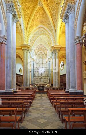 Navata della Chiesa Madre o Duomo dell'Assunta, villaggio montano di Erice, Sicilia, Italia Foto Stock