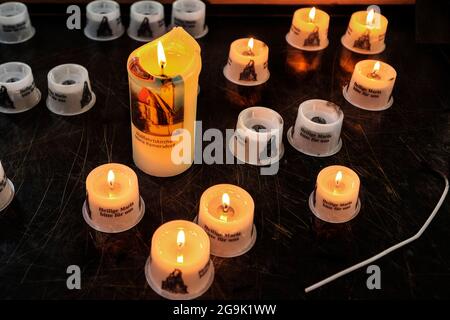 Candele sacrificali, Chiesa cattolica parrocchiale e di pellegrinaggio di Santa Maria Ramersdorf, Ramersdorf, Monaco, alta Baviera, Baviera, Germania Foto Stock