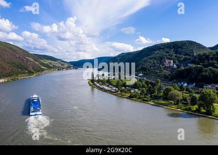 Nave da crociera sul Reno nella valle del Medio Reno, in Germania, patrimonio dell'umanità dell'UNESCO Foto Stock