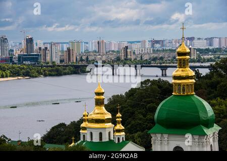 Si affaccia su Kiew o la capitale di Kiev dell'Ucraina, la Lavra Kievo-Pecherska e il fiume Dnipro Foto Stock