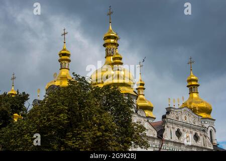 Le cupole dorate della cattedrale di Domition nel patrimonio dell'umanità dell'UNESCO, vista la Kievo-Pecherska Lavra, Kiew o la capitale di Kyiv dell'Ucraina Foto Stock