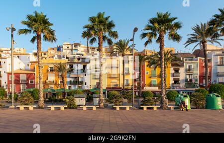 Case colorate fronte spiaggia, Cases de Colors, Carrer Arsenal, Villajoyosa, Spagna Foto Stock