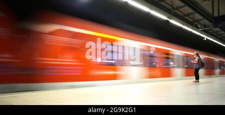 Viaggiatori che indossano maschere, in attesa di arrivo S-Bahn, crisi Corona, centro città, Stoccarda, Baden-Wuerttemberg, Germania Foto Stock