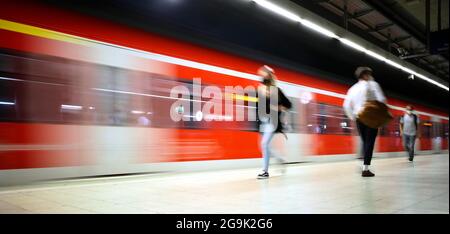 Viaggiatori che indossano maschere, in attesa di arrivo S-Bahn, crisi Corona, centro città, Stoccarda, Baden-Wuerttemberg, Germania Foto Stock