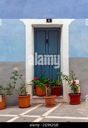Porta blu e casa con vasi di fiori, Villajoyosa, Spagna Foto Stock