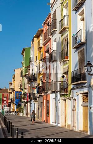 Case colorate fronte spiaggia, Cases de Colors, Carrer Arsenal, Villajoyosa, Spagna Foto Stock