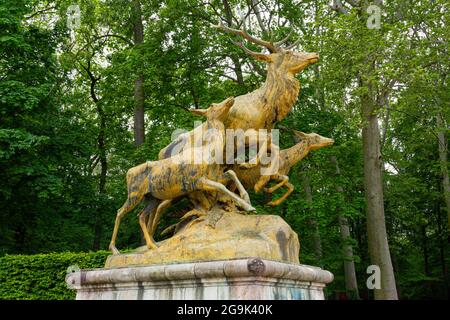 Scultura di famiglia di cervi in giardini storici formali a Sceaux, Francia Foto Stock