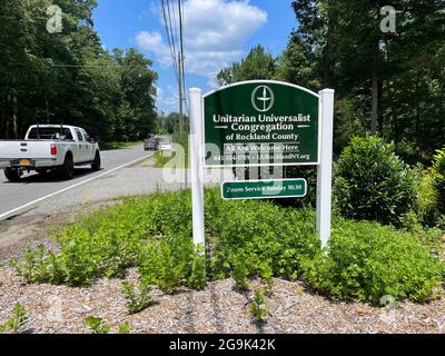 Un cartello stradale della chiesa dà le ore di un servizio domenicale tenuto sull'applicazione di videoconferenza Zoom, a Pomona, NY, Stati Uniti, 23 luglio 2021. Foto Stock