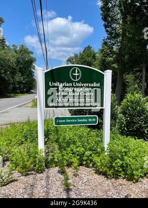 Un cartello stradale della chiesa dà le ore di un servizio domenicale tenuto sull'applicazione di videoconferenza Zoom, a Pomona, NY, Stati Uniti, 23 luglio 2021. Foto Stock