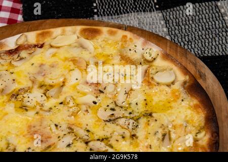 Funghi brasiliani, formaggio e pizza origano, vista dall'alto Foto Stock