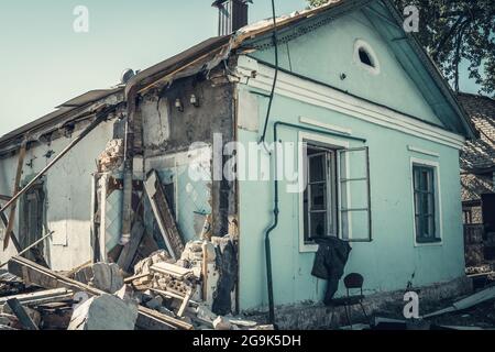 Edificio residenziale abbandonato in rovina. Rovine crollate di casa. Foto Stock