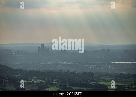 Manchester, Regno Unito. 25 luglio 2021. I raggi del sole si inanellano su Manchester mentre la città arriva all'ultima delle sue onde di calore. Le ondate di caldo hanno attraversato il paese nelle ultime settimane con posti a Greater Manchester che hanno raggiunto i 30 C. Manchester ha evitato la sua famosa pioggia per settimane. Credit: SOPA Images Limited/Alamy Live News Foto Stock